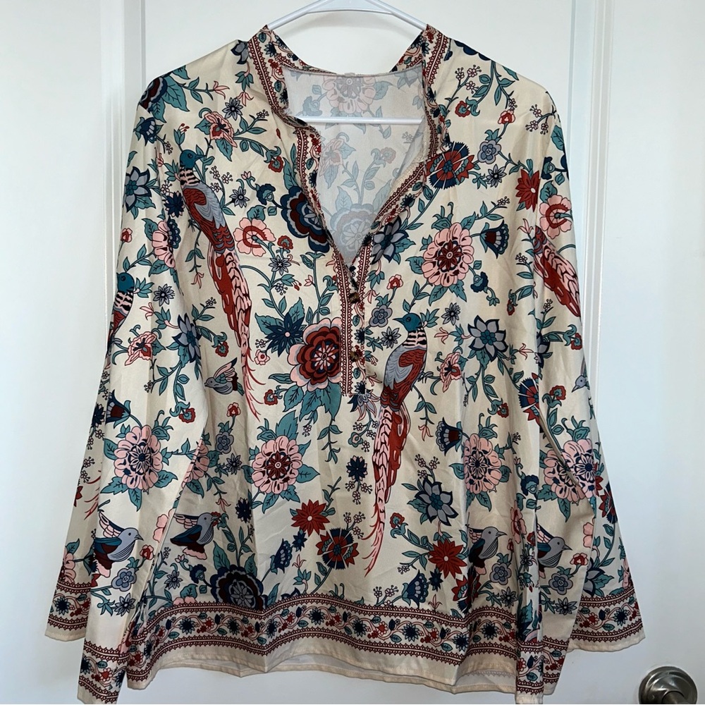 NWOT Off white boho style bell sleeved with 5 button Size Large